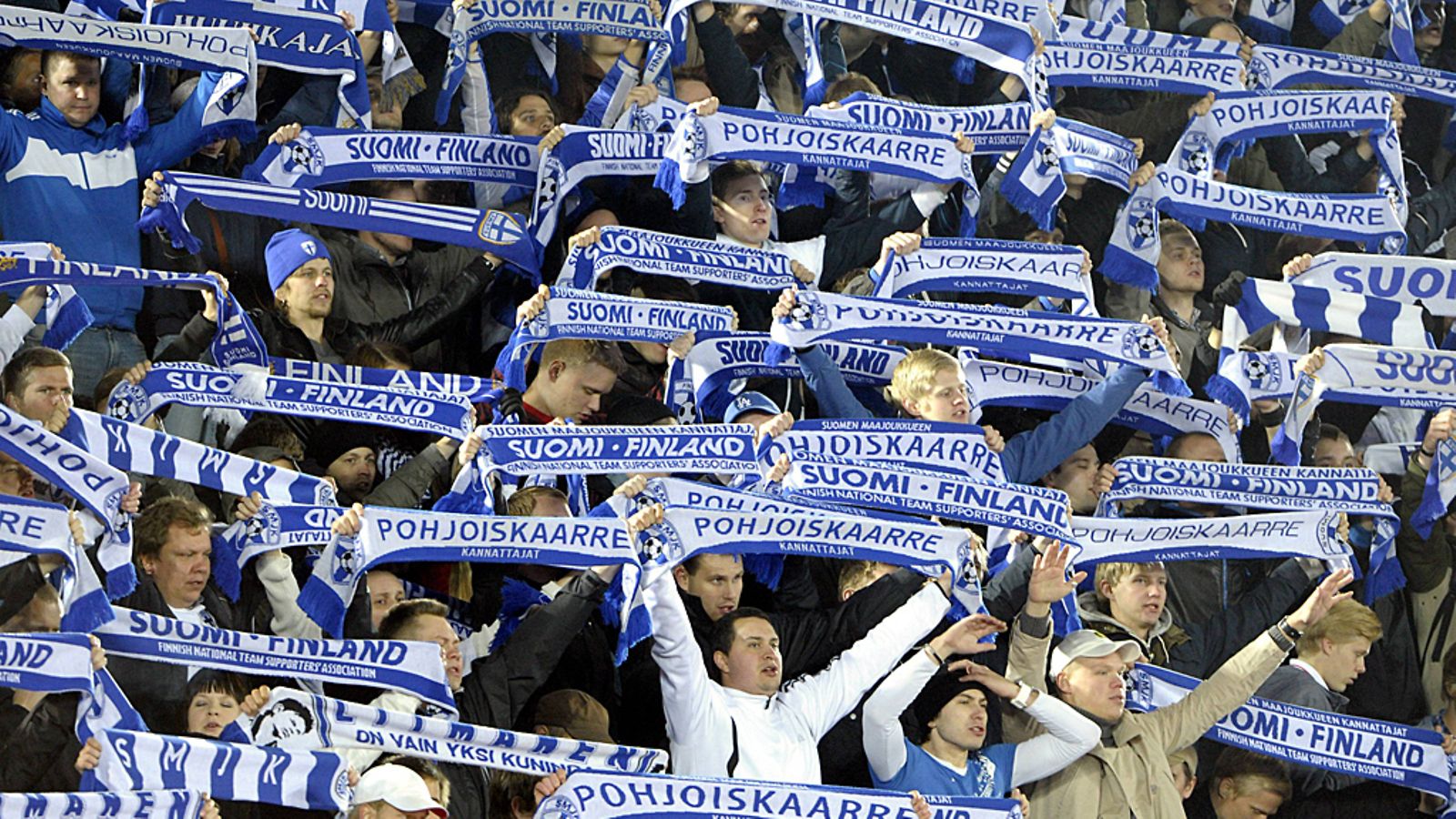 Jalkapallomaajoukkueen faneja pohjoiskaarteessa Suomi-Ranska-ottelussa.