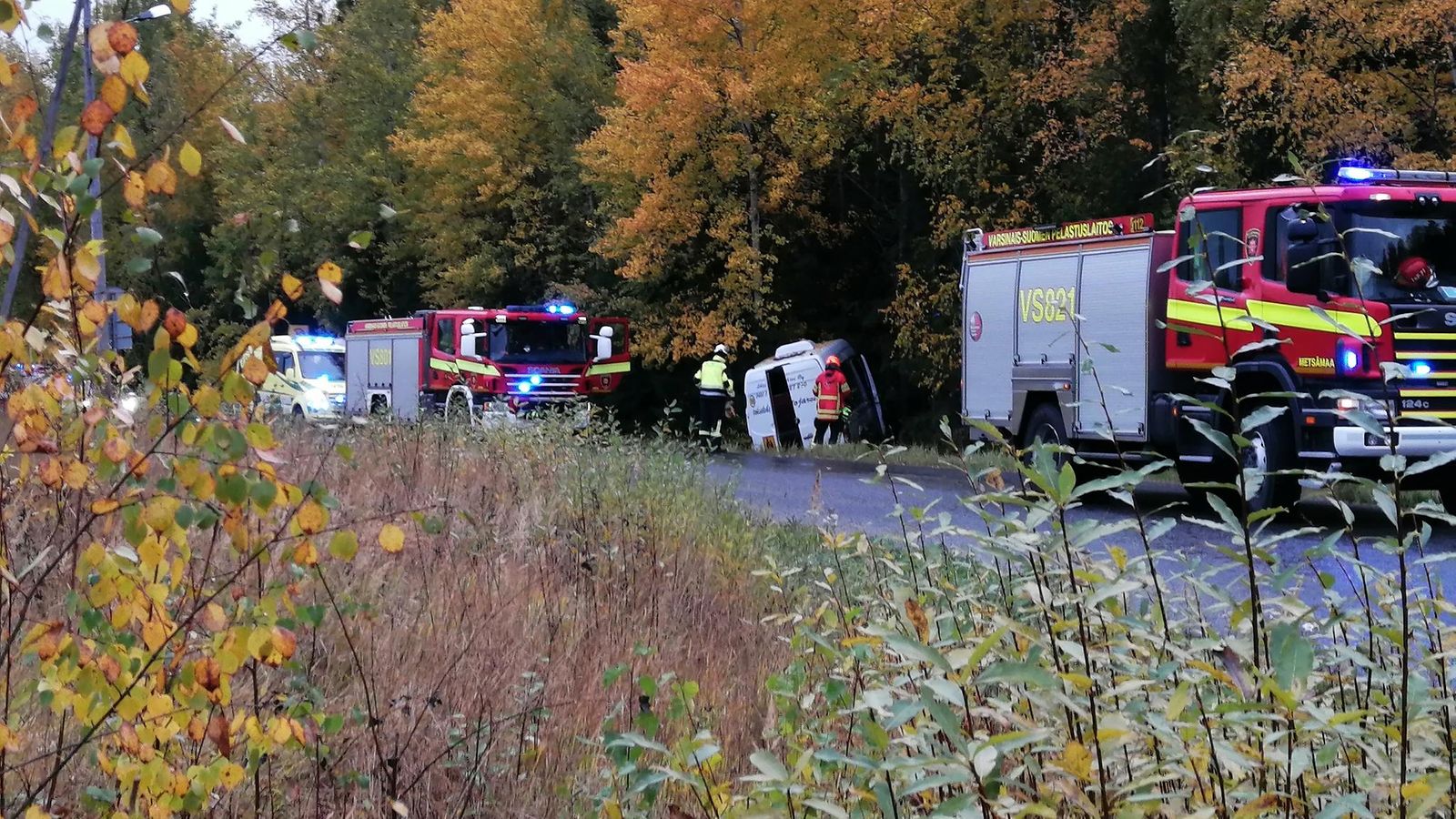 Loimaalla pikkubussi ajautui tieltä metsään