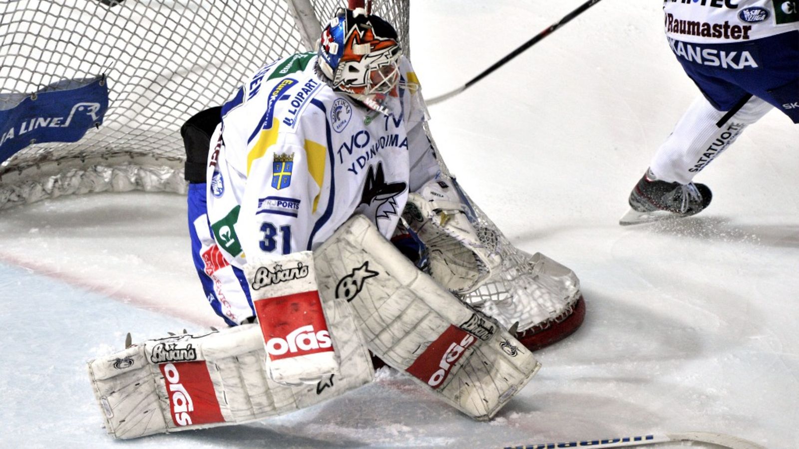 Lukon maalivahti Simon Nielsen kadotti mailansa pelin tiimellyksessä jääkiekon SM-liigan pudostuspelien villi kortti -kierroksen ottelussa Blues vs Lukko Espoossa lauantaina 17. maaliskuuta 2012.