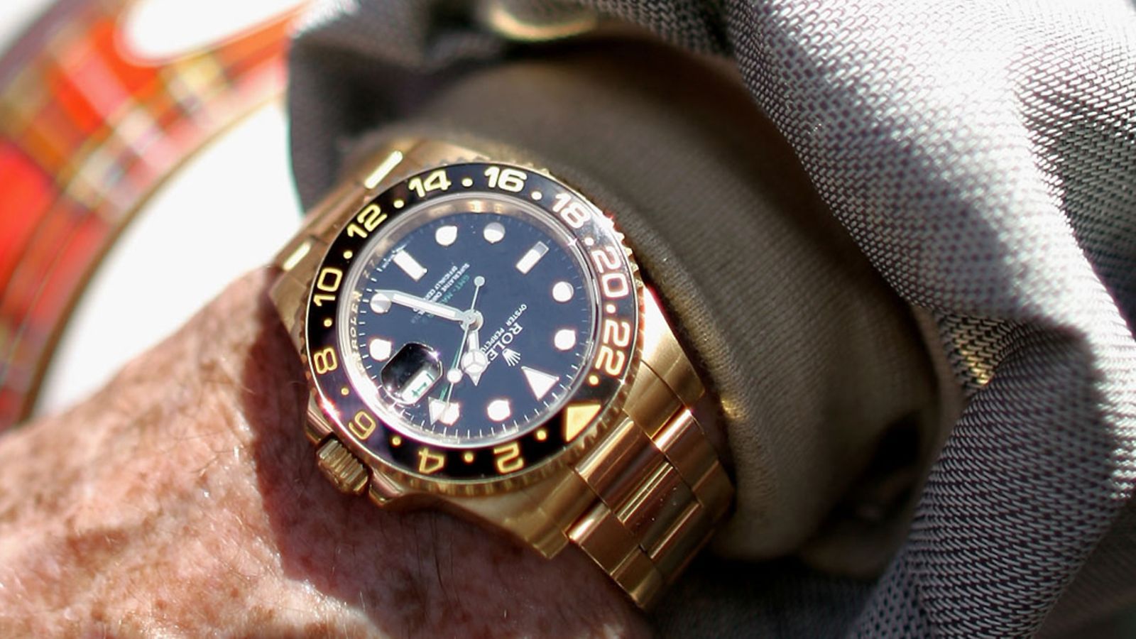 Rolex koristamassa F1-legenda Jackie Stewartin kättä.