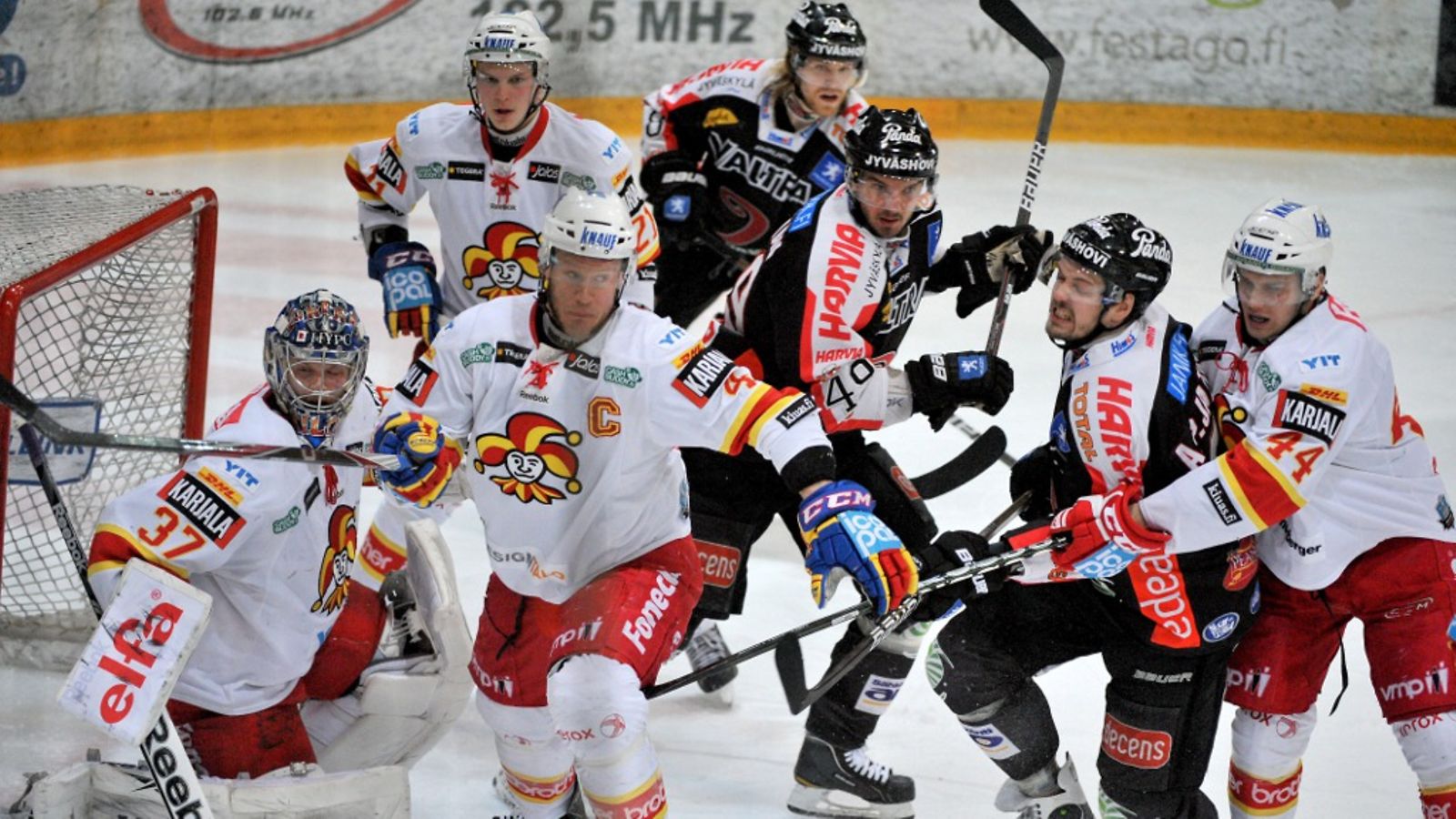Vasemmalta, Jokerien maalivahti Eero Kilpeläinen, Teemu Eronen, kapteeni Ossi Väänänen, JYP:n Miika Lahti, Tuomas Pihlman, Antti-P Jaatinen sekä Jokerien Antti Kerälä (oik.) vauhdidssa jääkiekon SM-liigan viidennessä välieräottelussa JYP vs Jokerit Jyväskylässä 11. huhtikuuta 2012.