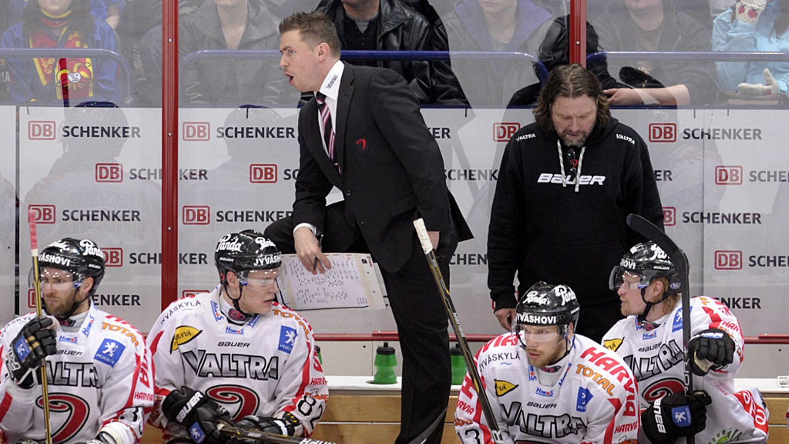 Jyrki Aho johtaa JYPin peliä välierissä.