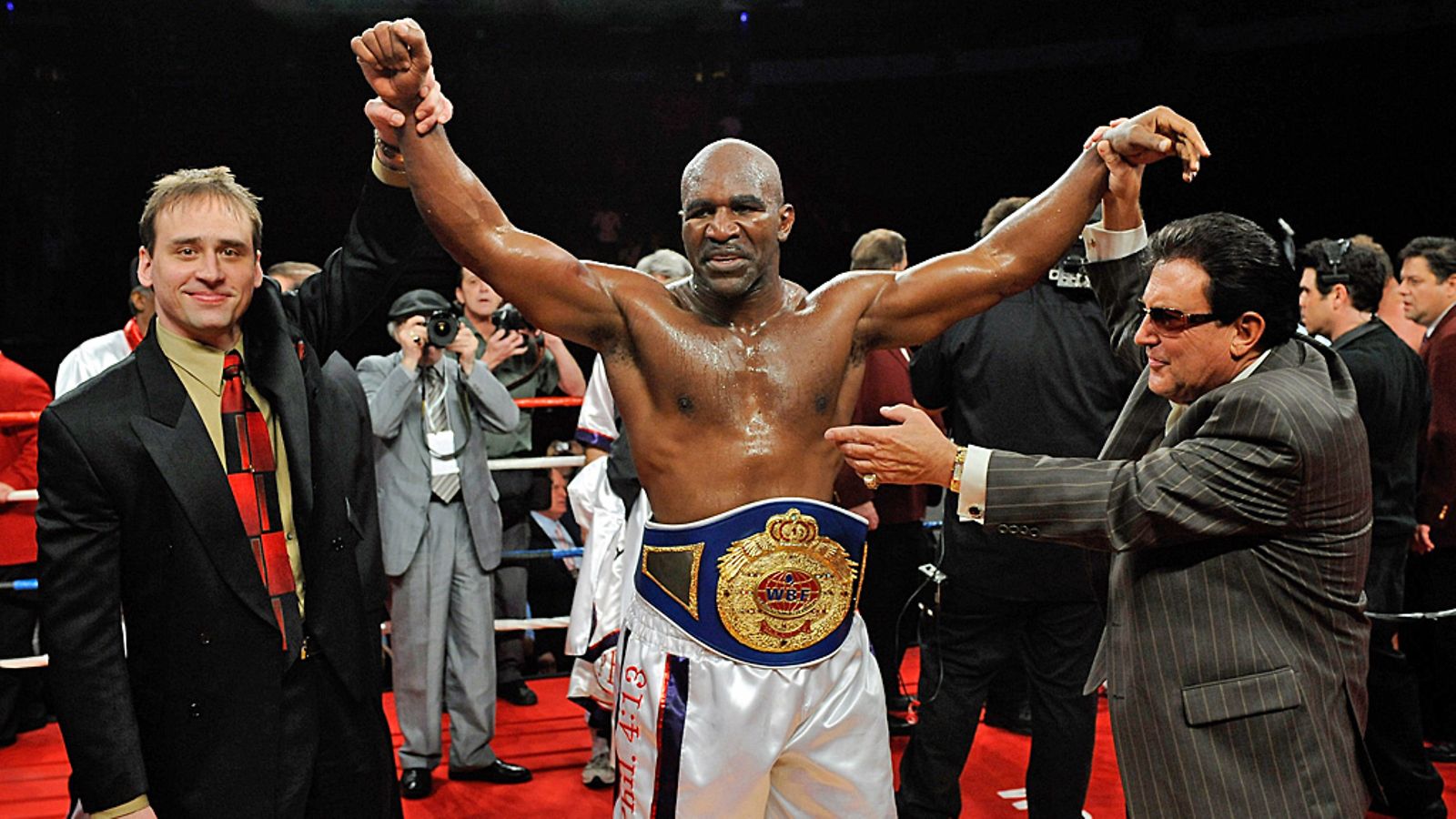 Holyfield kukisti keväällä 2010 Francis Bothan ja otti hetkeksi haltuunsa WBF-liiton mestaruusvyön.
