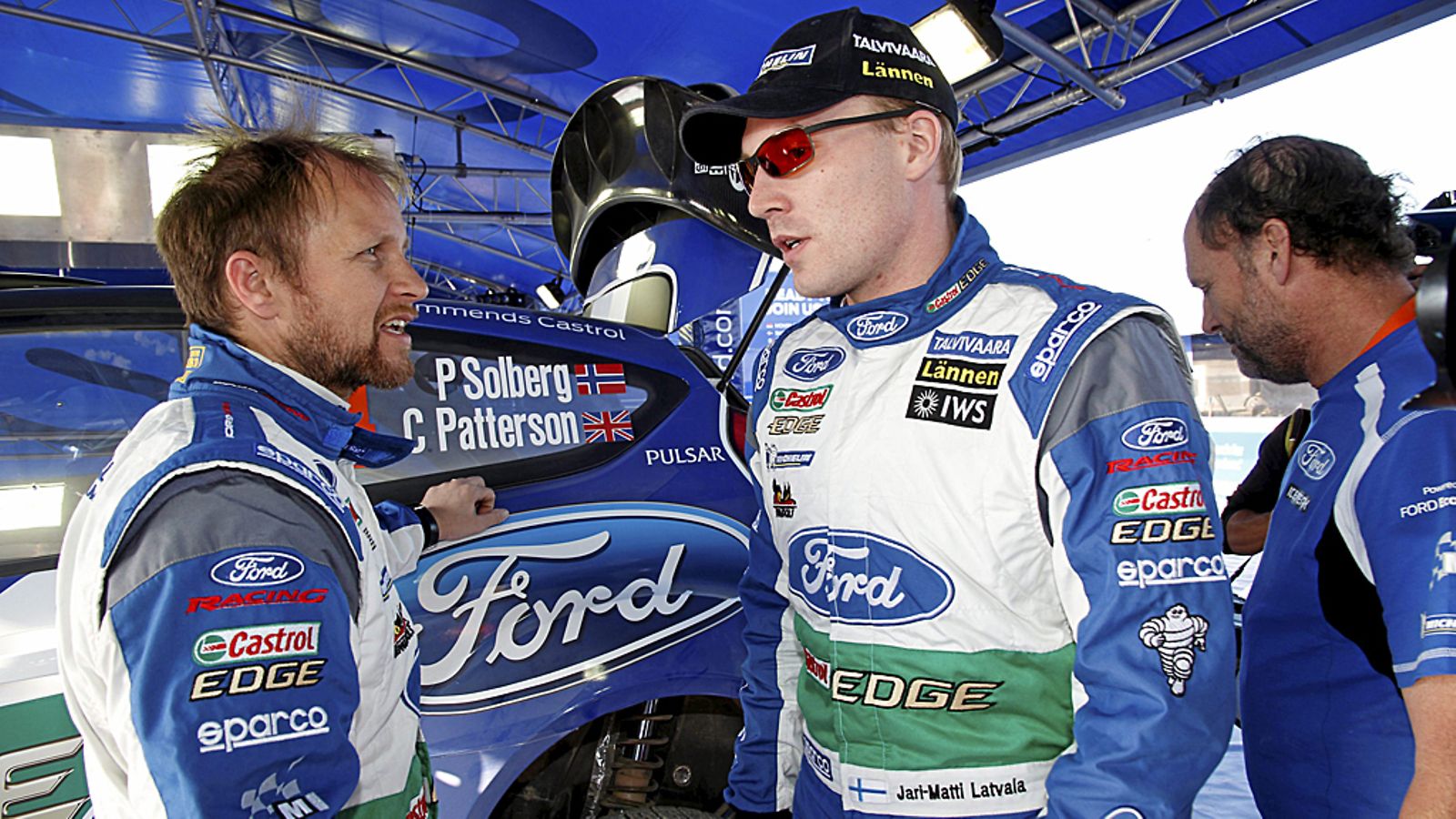 Ford-kuljettajat Jari-Matti Latvala ja Petter Solberg neuvonpidossa.