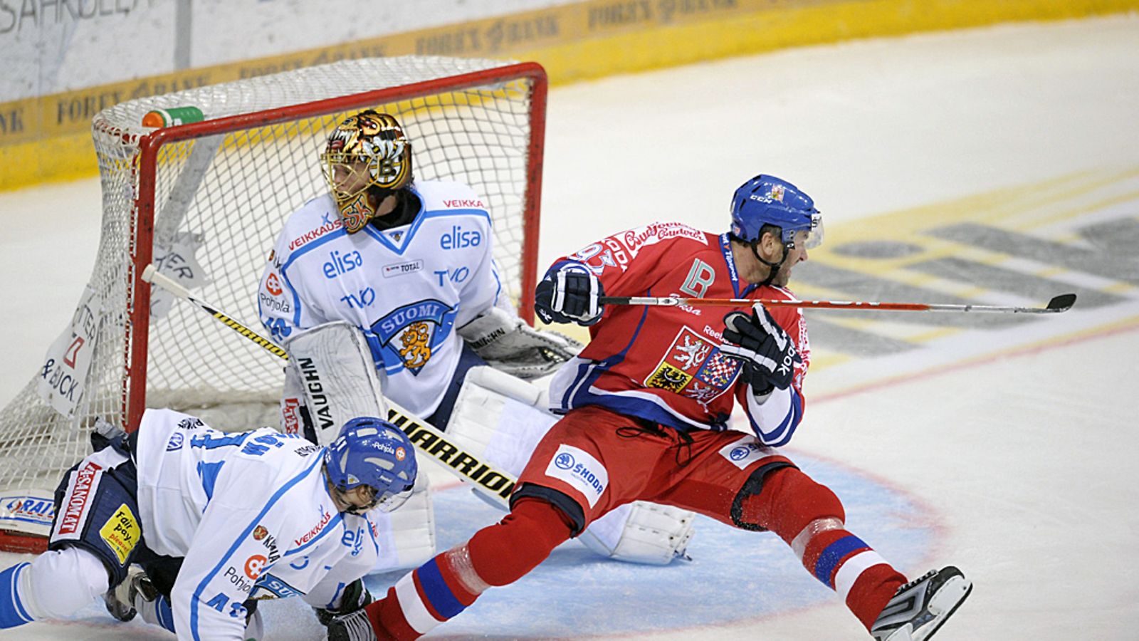 Antti Pihlström Suomen maalilla Tshekki-ottelussa.