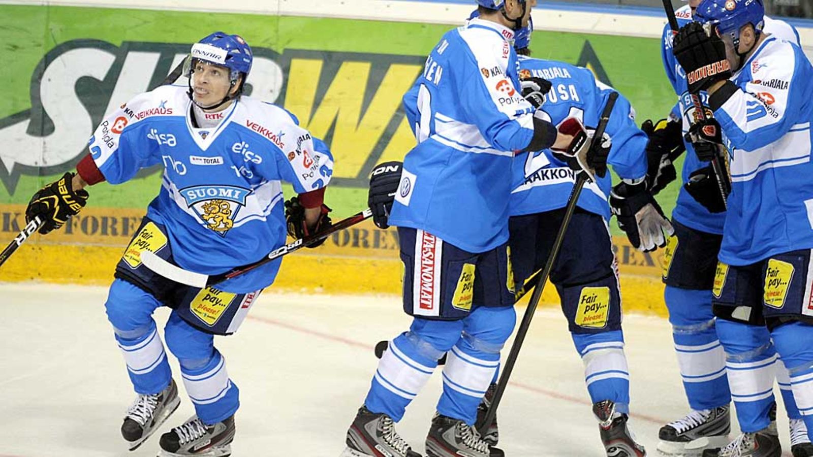 Leijonat sai Tamilta risuja ruusujen sijaan.