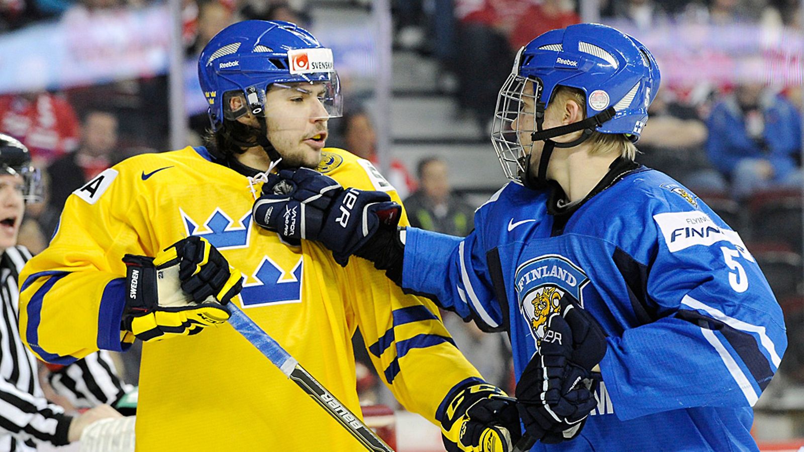 Suomen Rasmus Ristolainen ja Ruotsin Ludvig Rensfeldt tämän vuoden MM-välierässä.