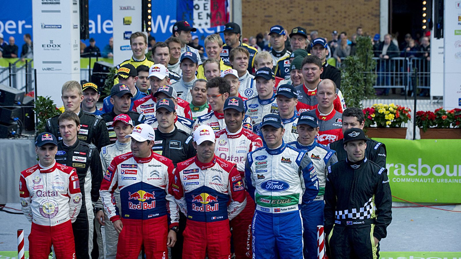 Kauden 2012 rallikuskeja ryhmäkuvassa Ranskan MM-rallin yhteydessä.