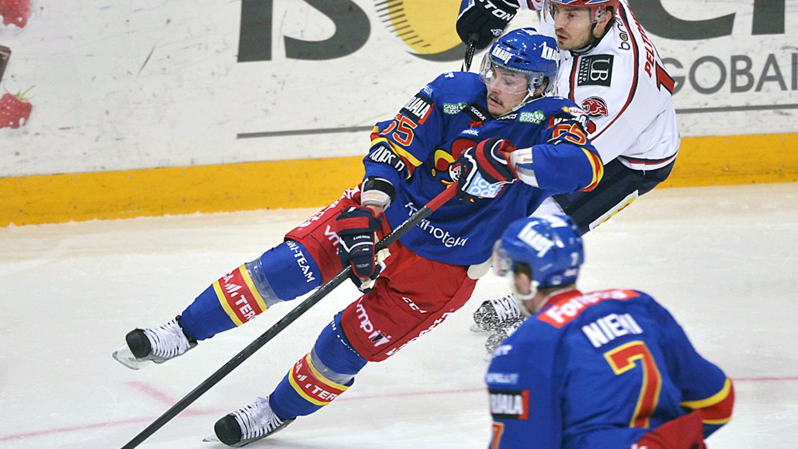 Erik Karlsson oli HIFK:n yrityksistä huolimatta pysäyttämätön.