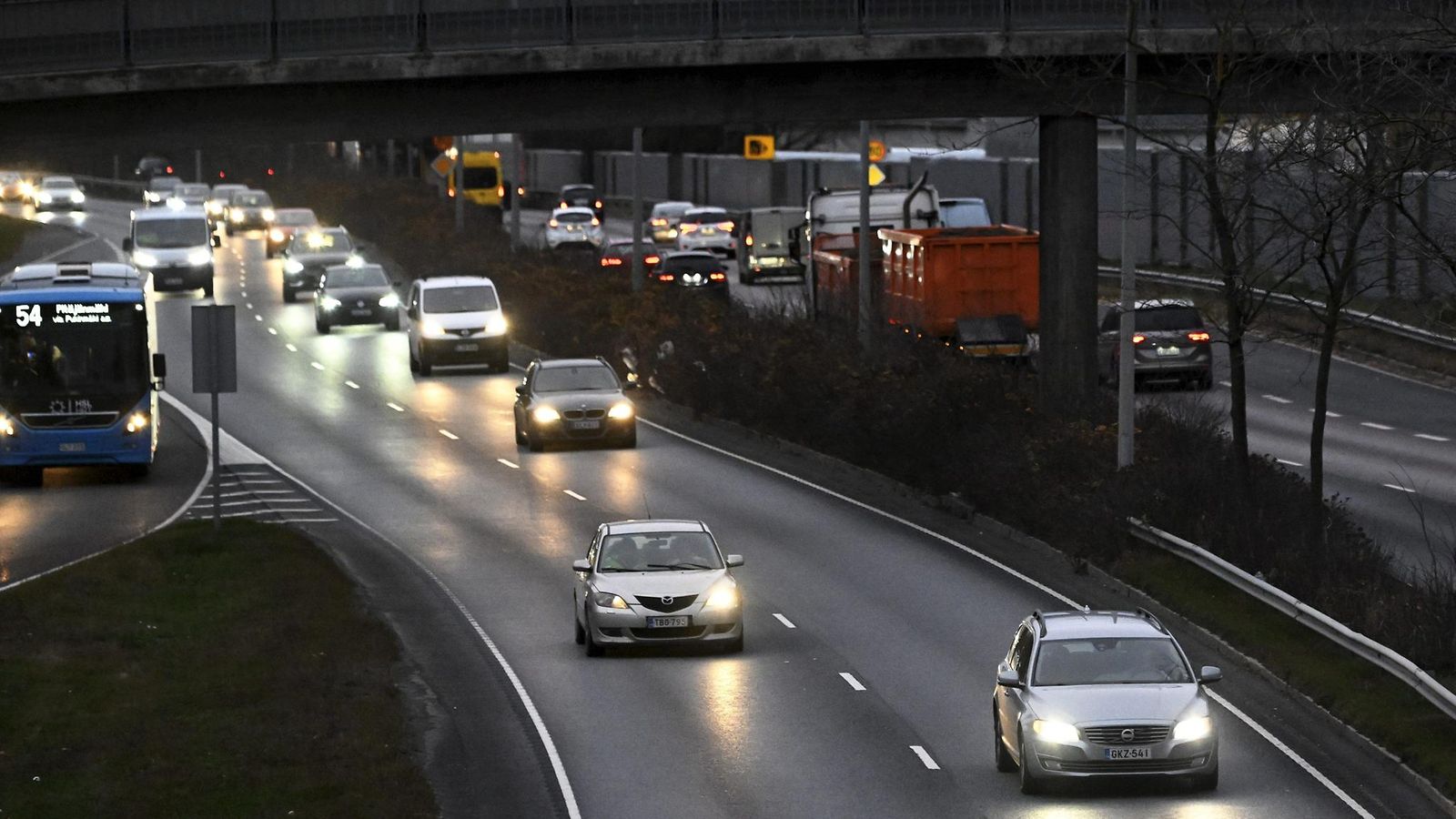 LK 27.10.2022  Henkilöautoja liikenteessä Helsingissä tiistaiaamuna 25. lokakuuta 2022.