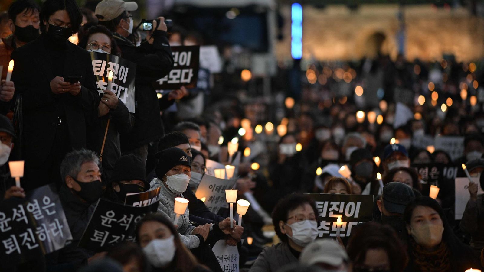 LK 5.11.2022 Etelä-Koreassa muistettiin tänään halloween-tungoksessa kuolleita kynttiläkulkueella.