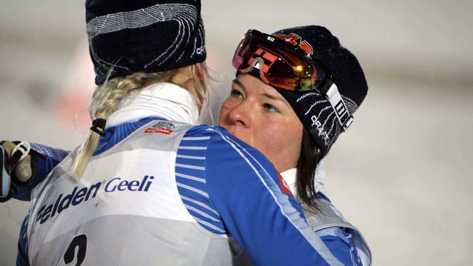 Krista Lähteenmäki (oik.) halasi Anne Kyllöstä Rukan mc-sprinttifinaalissa.