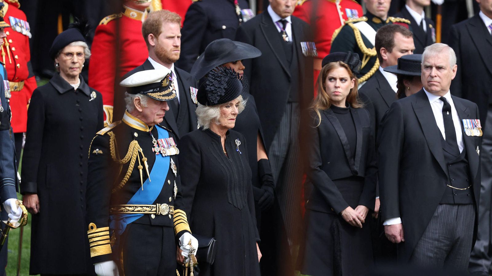 kuningas charles kuningatarpuoliso camilla prinssi harry herttuatar meghan prinssi andrew prinsessa beatrice