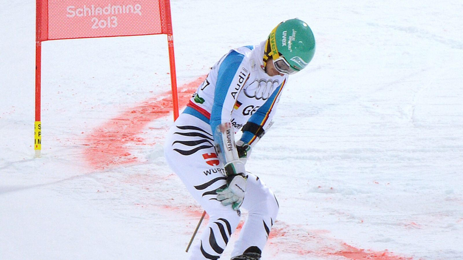 Felix Neureuther tuskaili rinteessä kolarin jälkeen.