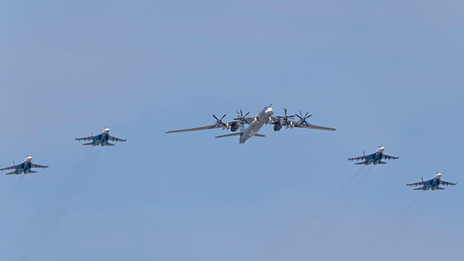 Kuvituskuvassa Tu-95-pommikoneita lentonäytöksessä Moskovassa Venäjällä. Tupolev