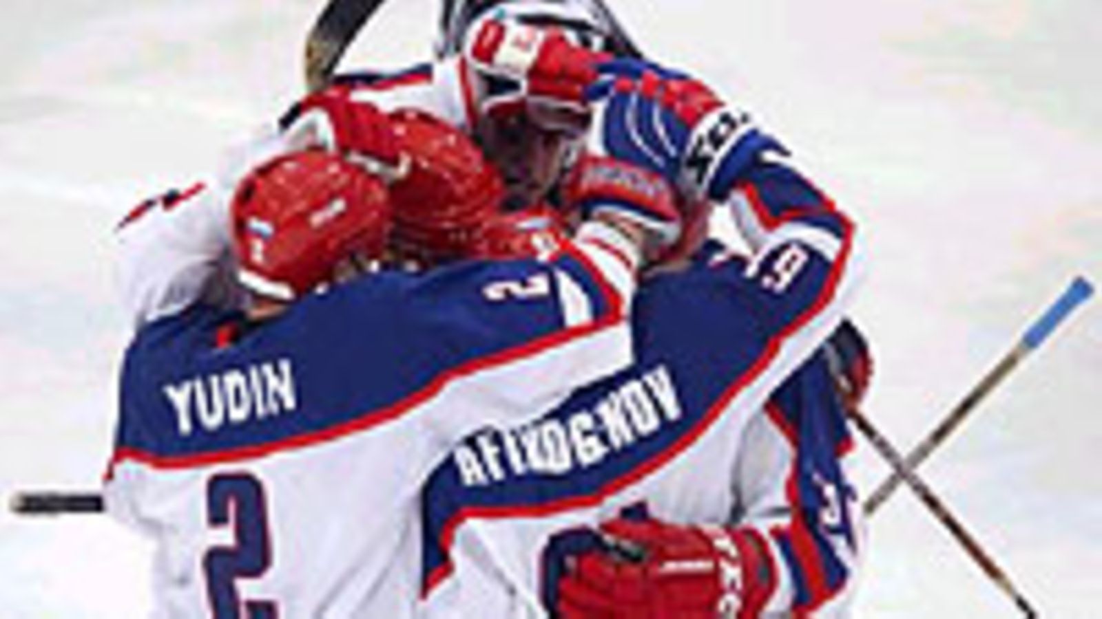 Afinogenov, Yudin ja joukkue juhlivat (Photo: Doug Pensinger/Allsport)