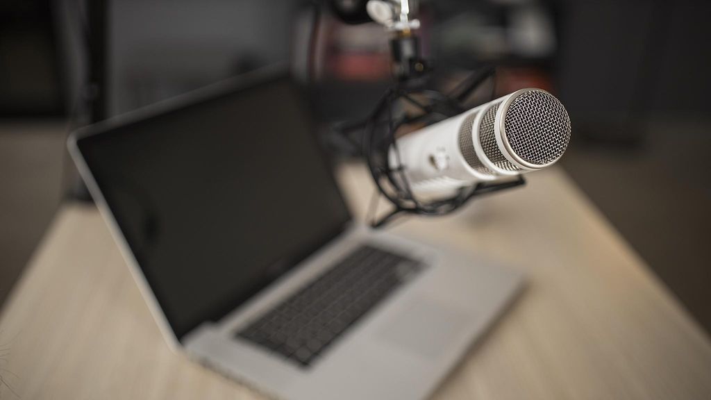 Radiojuontaja erosi vaikuttajapuolisostaan – taustalla väitetty salasuhde: 