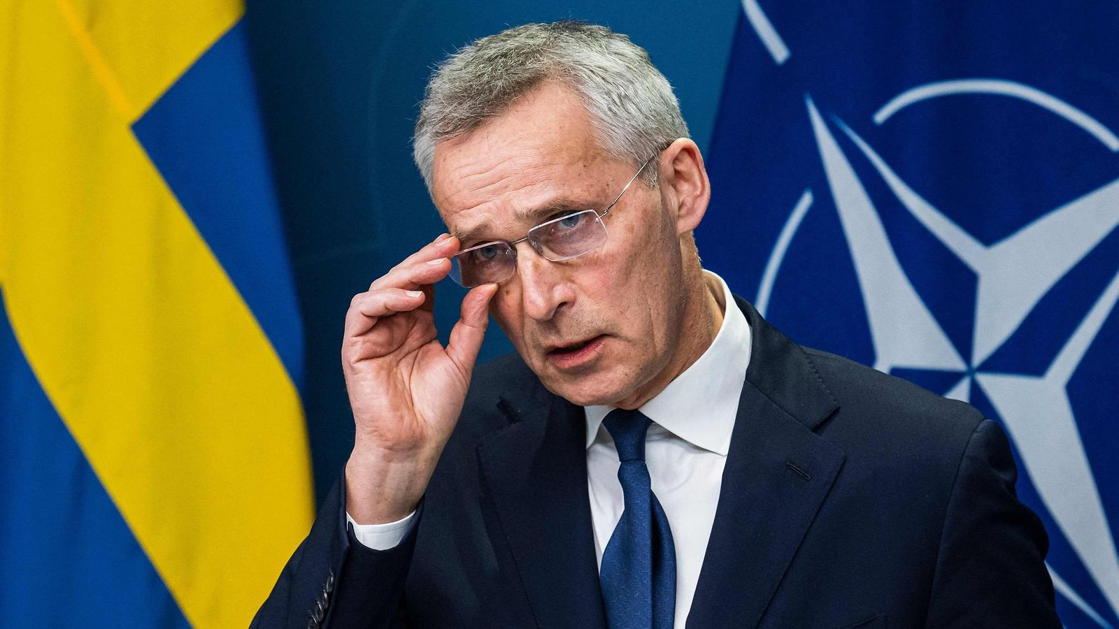 LK 7.3.2023 Naton pääsihteeri Jens Stoltenberg puhuu yhteisessä lehdistötilaisuudessa Ruotsin pääministerin kanssa Tukholmassa 7. maaliskuuta 2023.