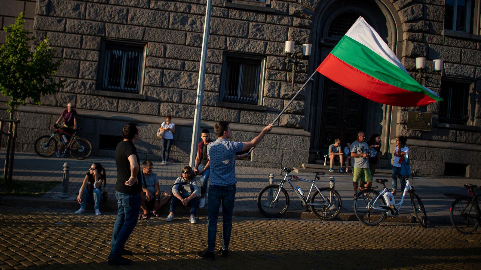 Bulgarian lippua heiluttava mielenosoittaja Bulgariassa heinäkuussa 2020.