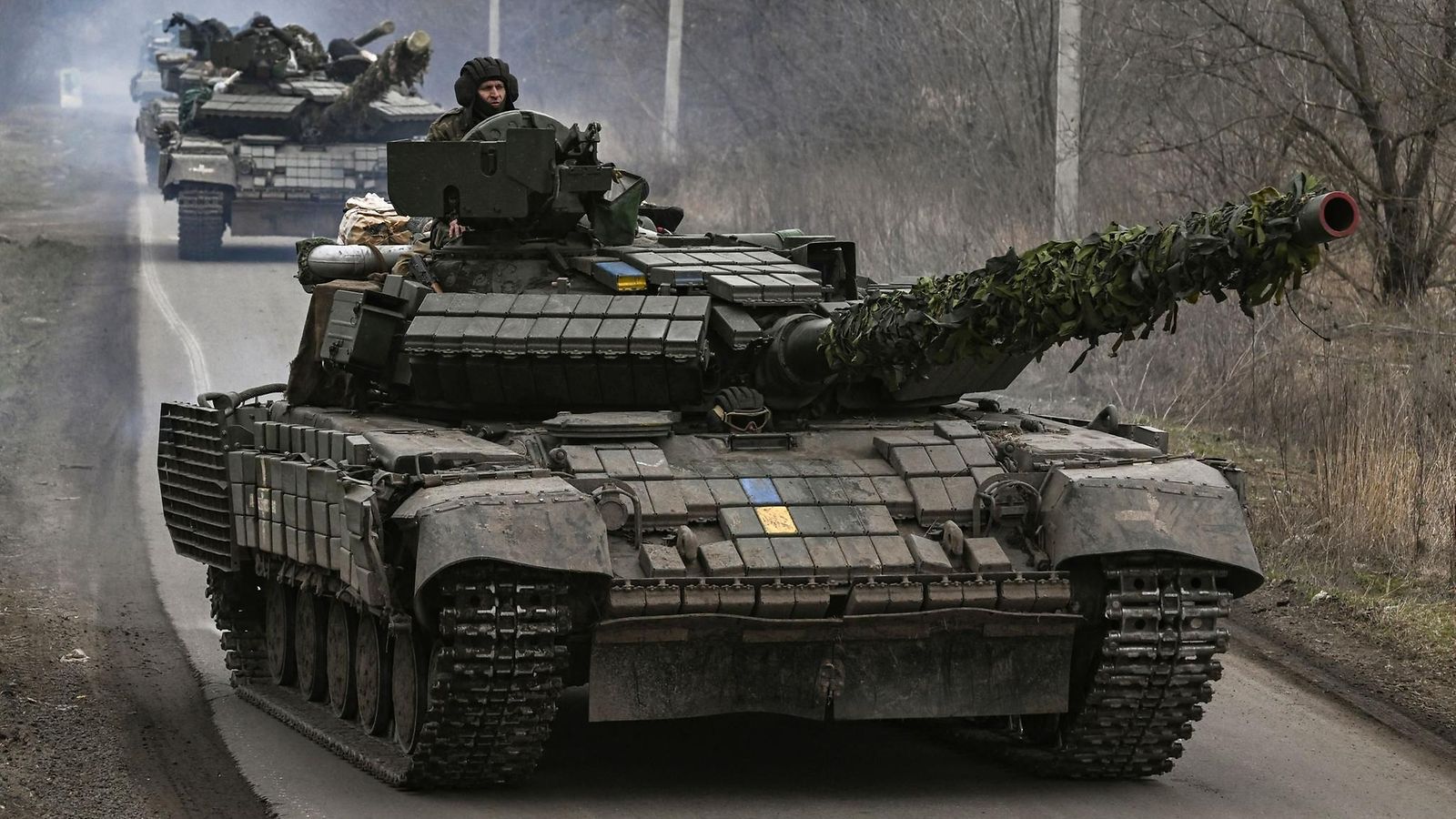 Ukrainan T-64-panssrivaunu Donetskin alueen Bahmutin kaupungin tienoilla 20. maaliskuuta.