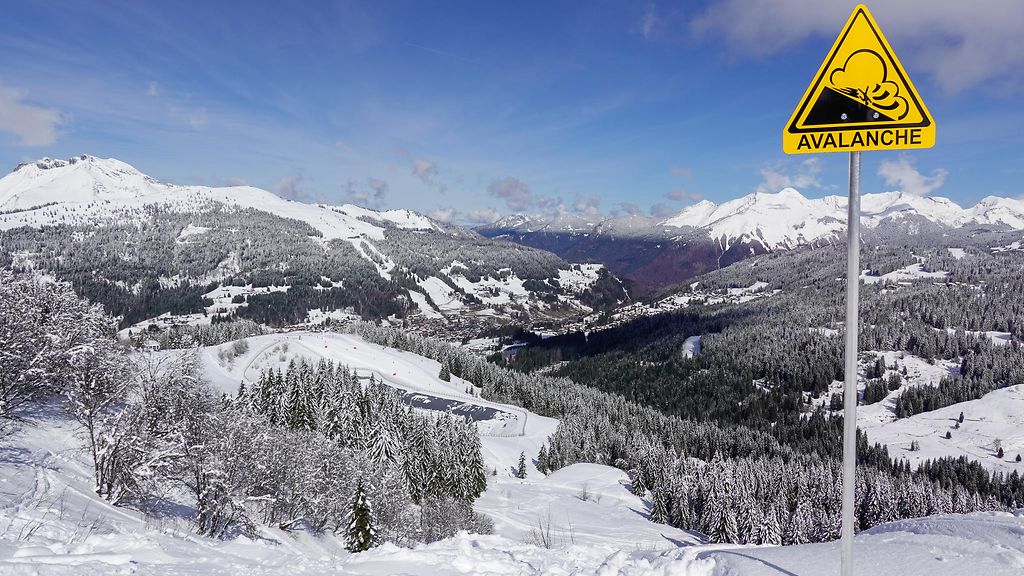 Lumivyöry Alpeilla: Laskettelijoita kuollut