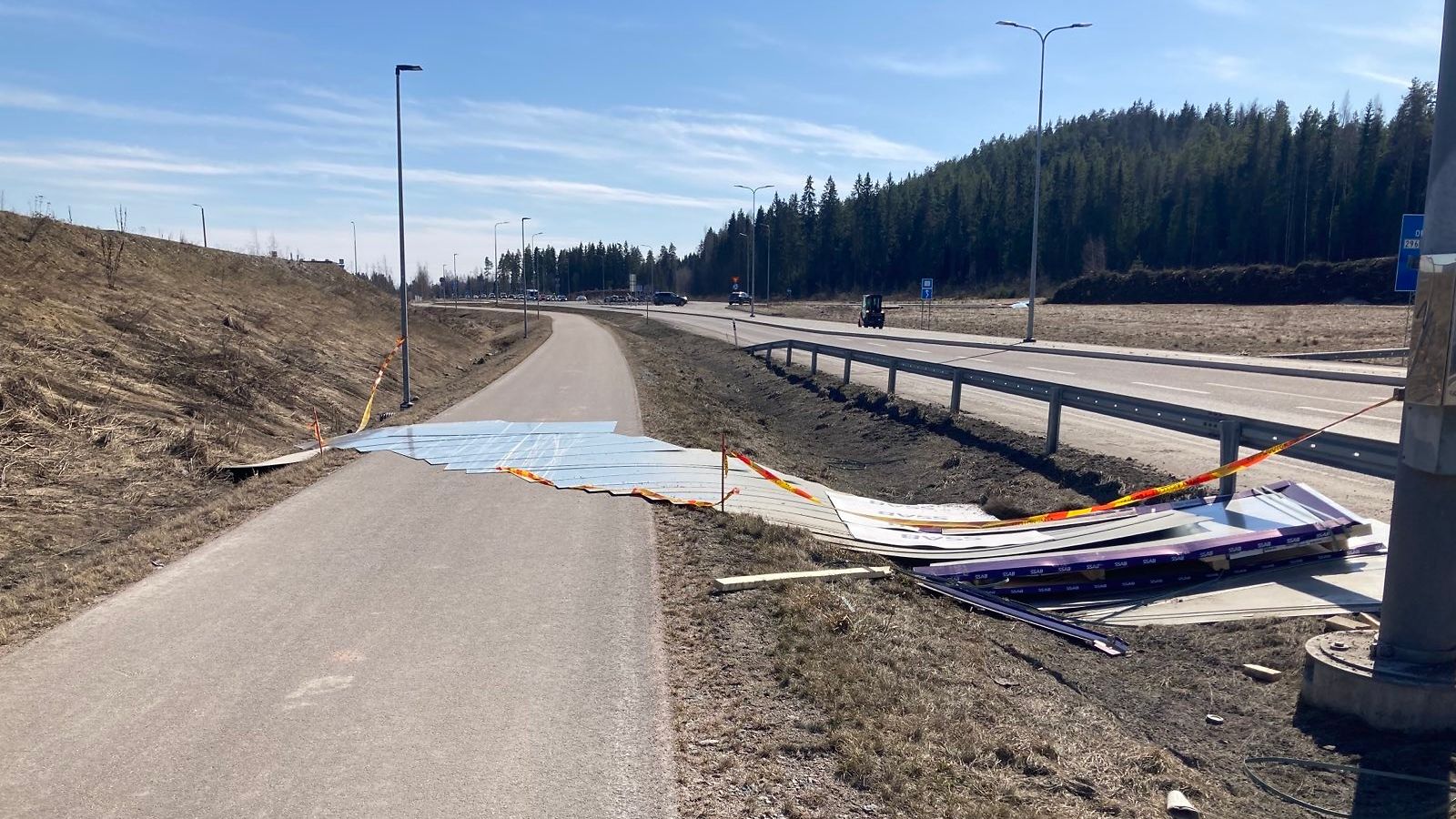 Keski-ikäinen mies oli ajanut kuorma-auton ja perävaunun yhdistelmällä Eteläiseltä kehätieltä lännen suunnasta Jokimaan liittymään Lahdessa, kun perävaunusta oli pudonnut tielle noin kahdeksan tonnia metallilevyjä.