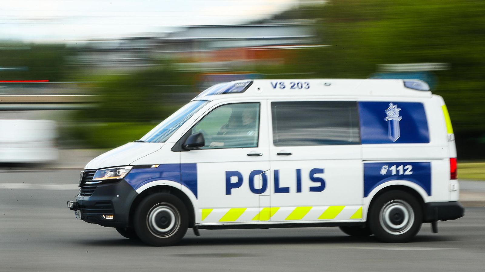 Poliisiauto ajaa kovaa AOP