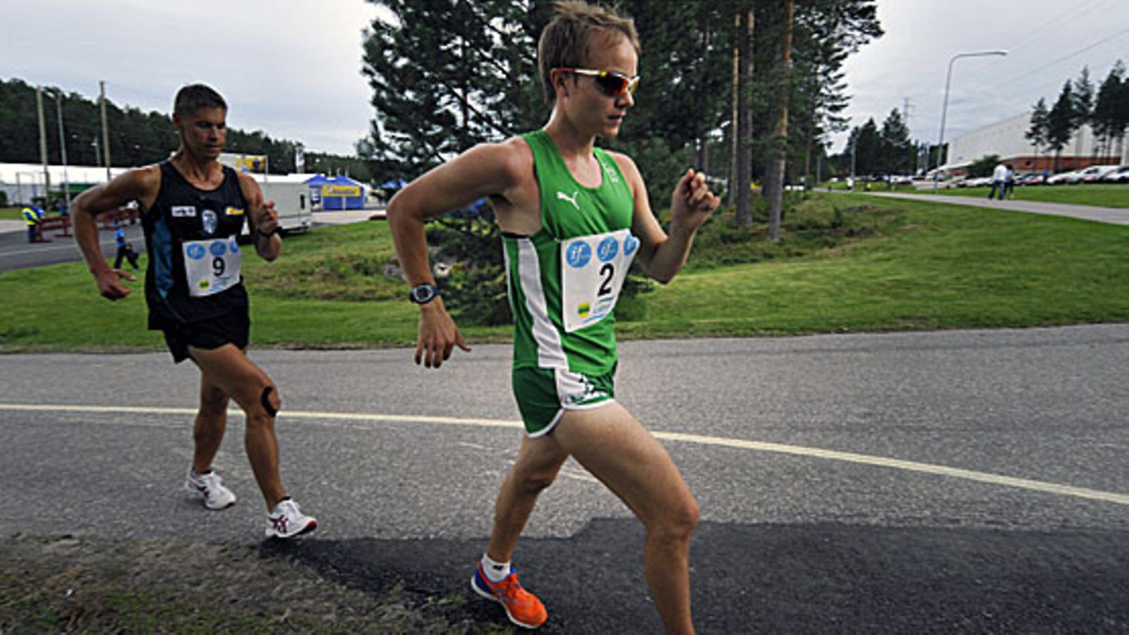 Antti Kempas ajaa takaa Heikki Kukkosta miesten 20 kilometrin kävelyssä. Kuva: Vesa Moilanen/LEHTIKUVA.