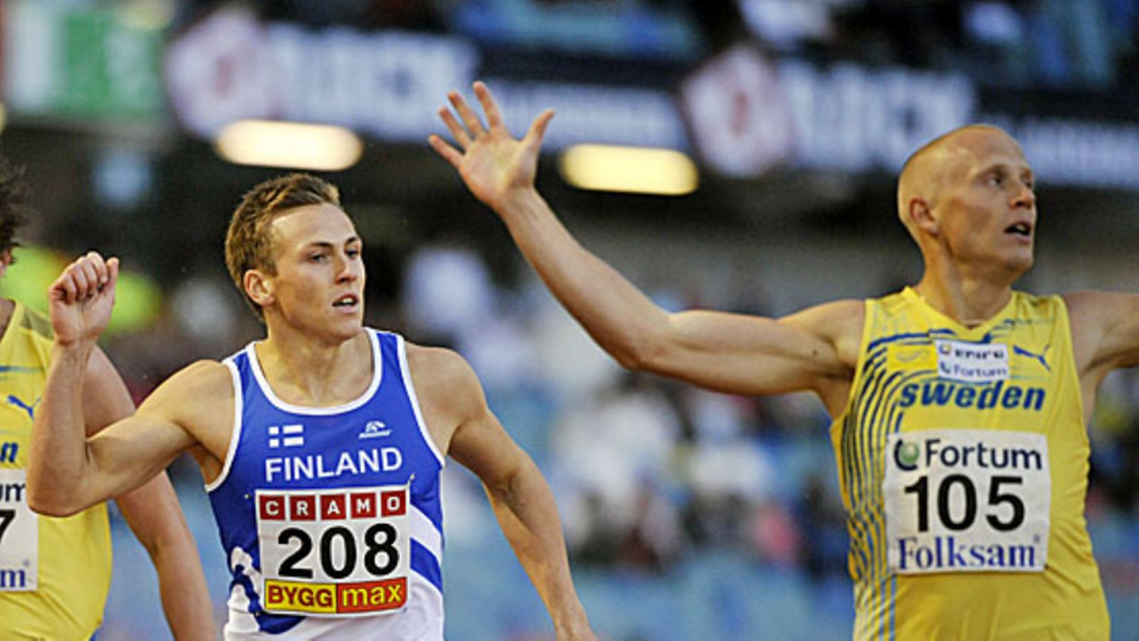 Matti Välimäki ja Johan Wissman Ruotsi-ottelussa 2009. Kuva: Roni Rekomaa/LEHTIKUVA.
