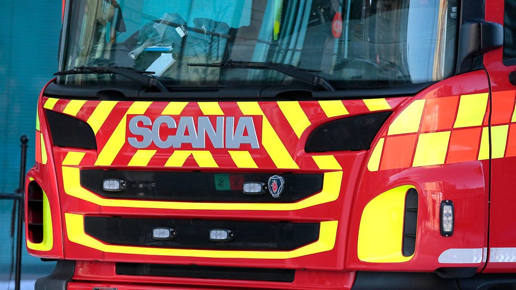 Kaupparakennus ilmiliekeissä Inarissa – sammutusapua Norjasta