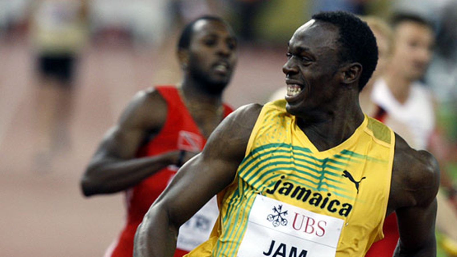 Usain Boltia nauratti pikaviestin jälkeen. Kuva: Alessandro della Bella/EPA.