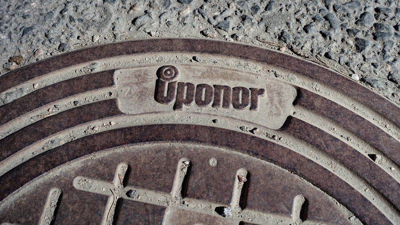 Uponorin valmistama viemärinkaivo Helsingissä.