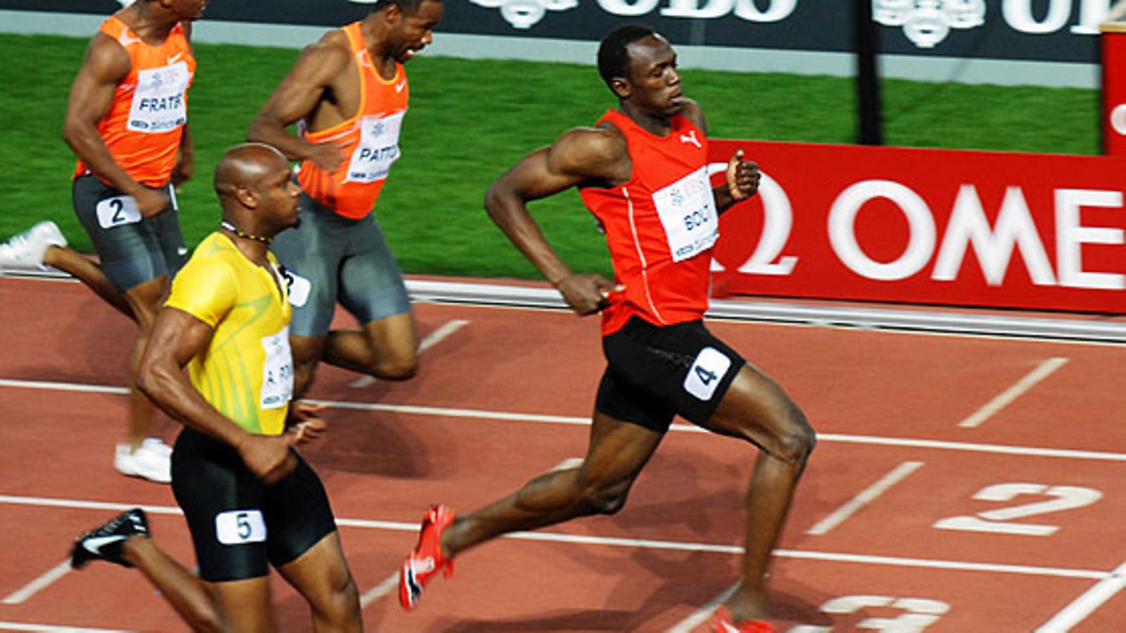 Asafa Powell ahdistaa Usain Boltia. Kuva: Alessandro della Bella/EPA.