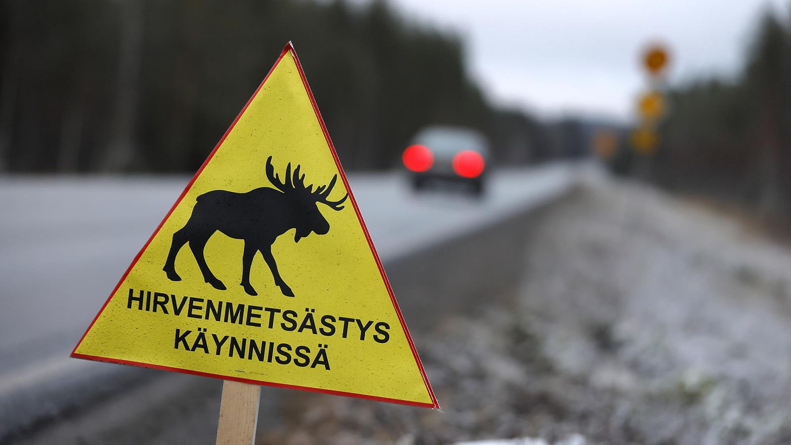 Hirvenmetsästys käynnissä -merkki.