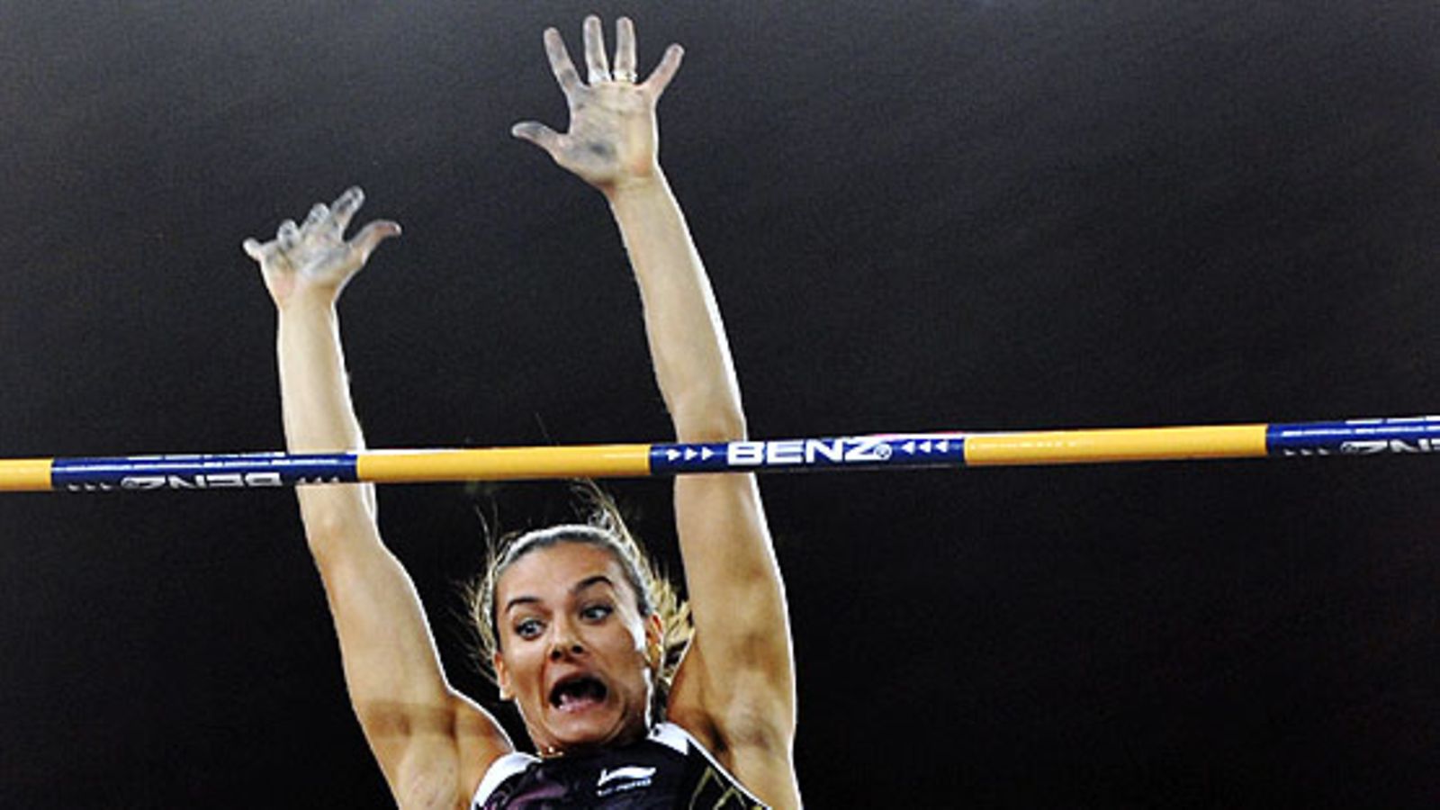 Jelena Isinbajeva tajuaa tehneensä ME:n. Kuva: Dominic Favre/EPA.