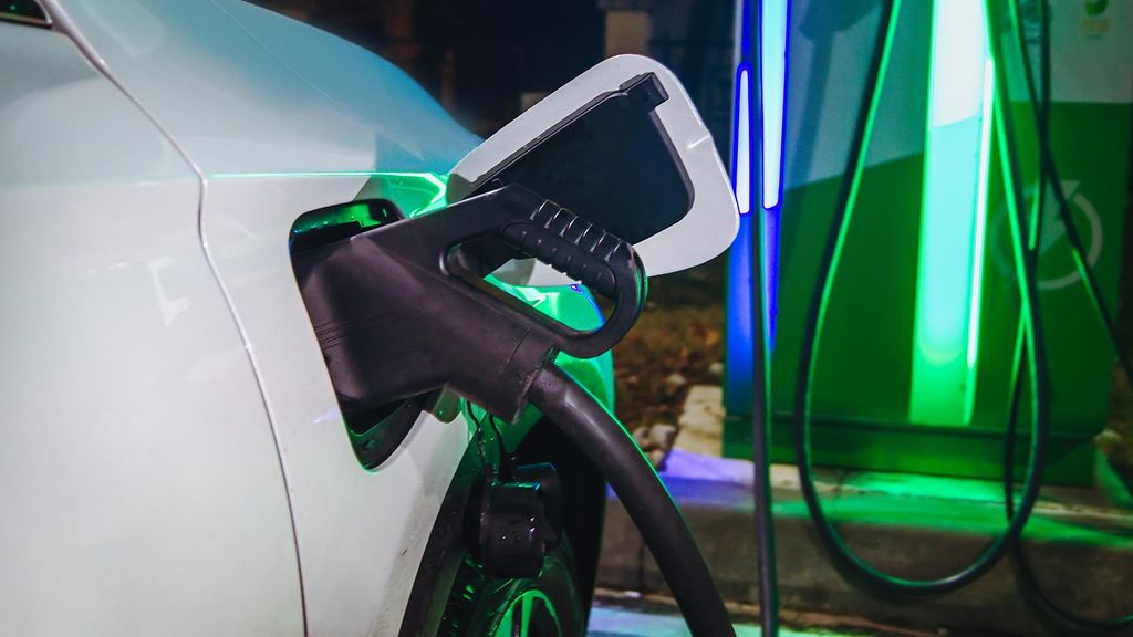 Käytettyjen sähköautojen kauppa räjähti Iranin sodan myötä – ”Tämä viikko on ollut tosi intensiivinen”