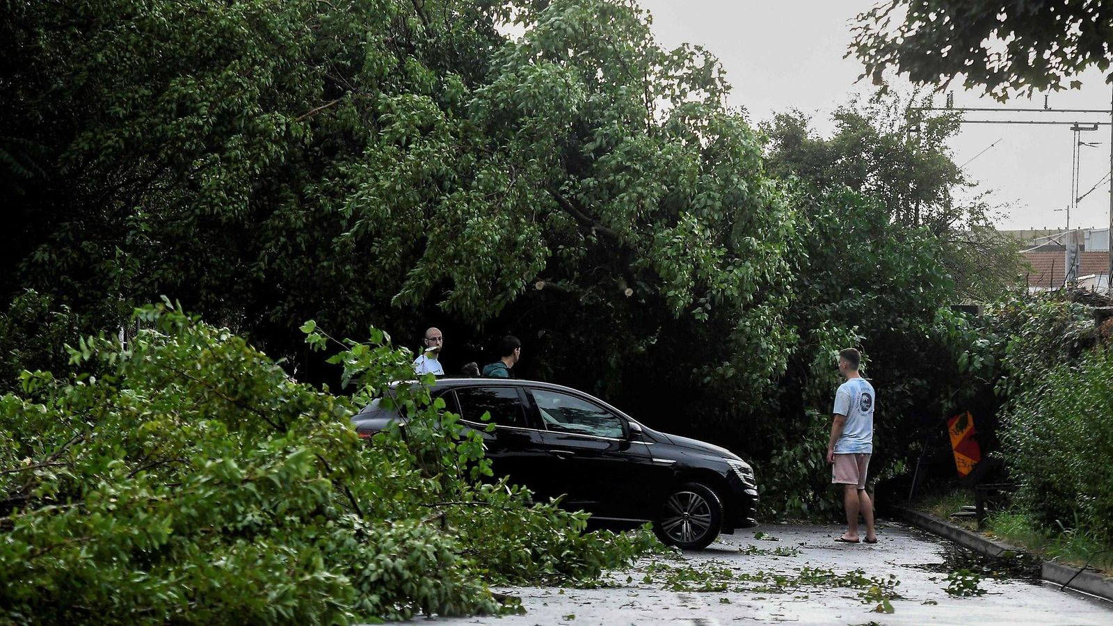 LK 200723 Kaatunut puu ja auto Zagrebissa 19. heinäkuuta 2023