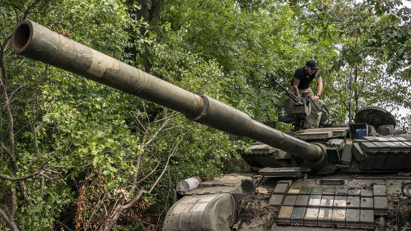 Ukrainan T-64 panssarivaunu Donetskin alueen Vuhledarin suunnalla 19. heinäkuuta.