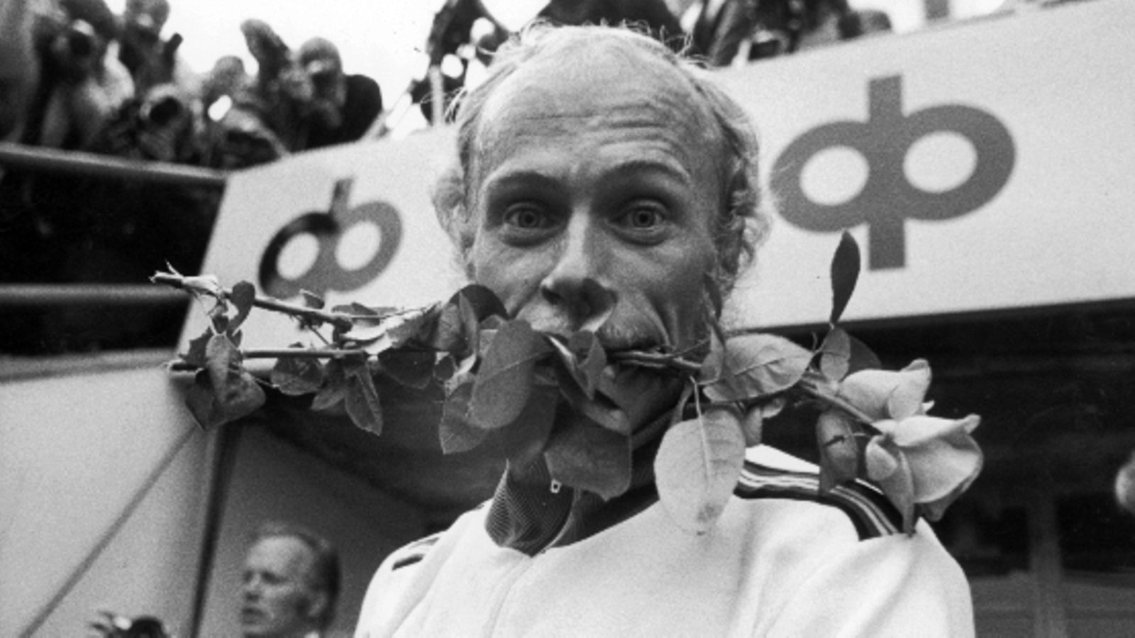 Julma-Juha Väätäinen ruusu suussaan vuonna 1971, kuva: Hannu Lindroos/Lehtikuva