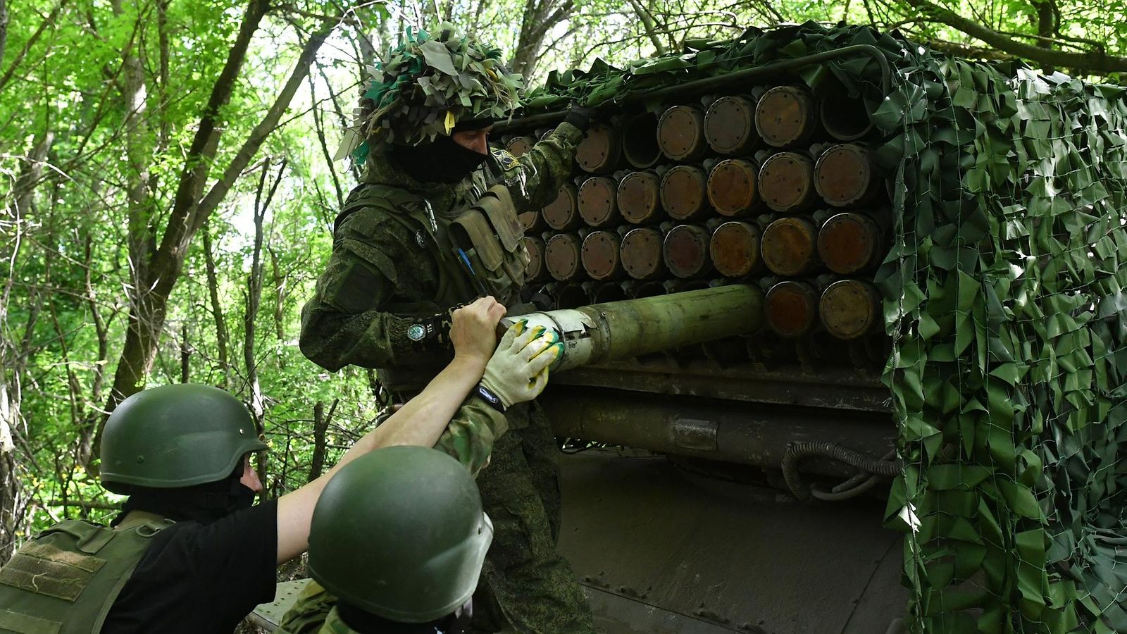 Venäjän raketinheitin 16. toukokuuta Luhanskin alueen Svatoven kaupungin liepeillä. Kuva on Venäjän valtiomedian RIA Novostin julkaisema.