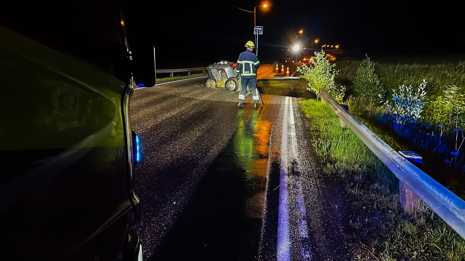 Henkilöauto on pudonnut tiehen syntyneeseen kuoppaan Paimiossa. Pelastuslaitos on paikalla.