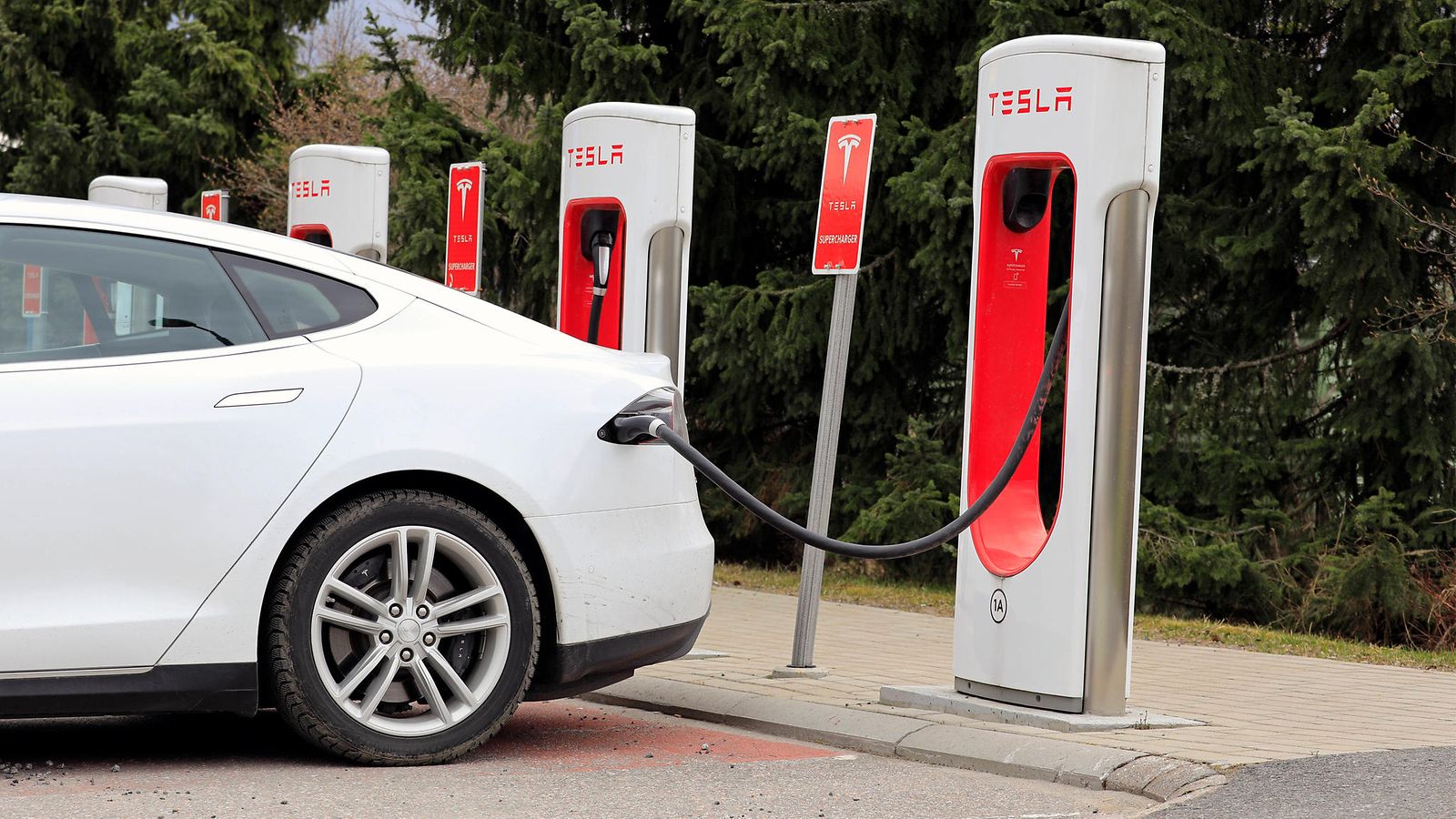 aop tesla supercharger suomi lataus laturi pikalaturi lataaminen