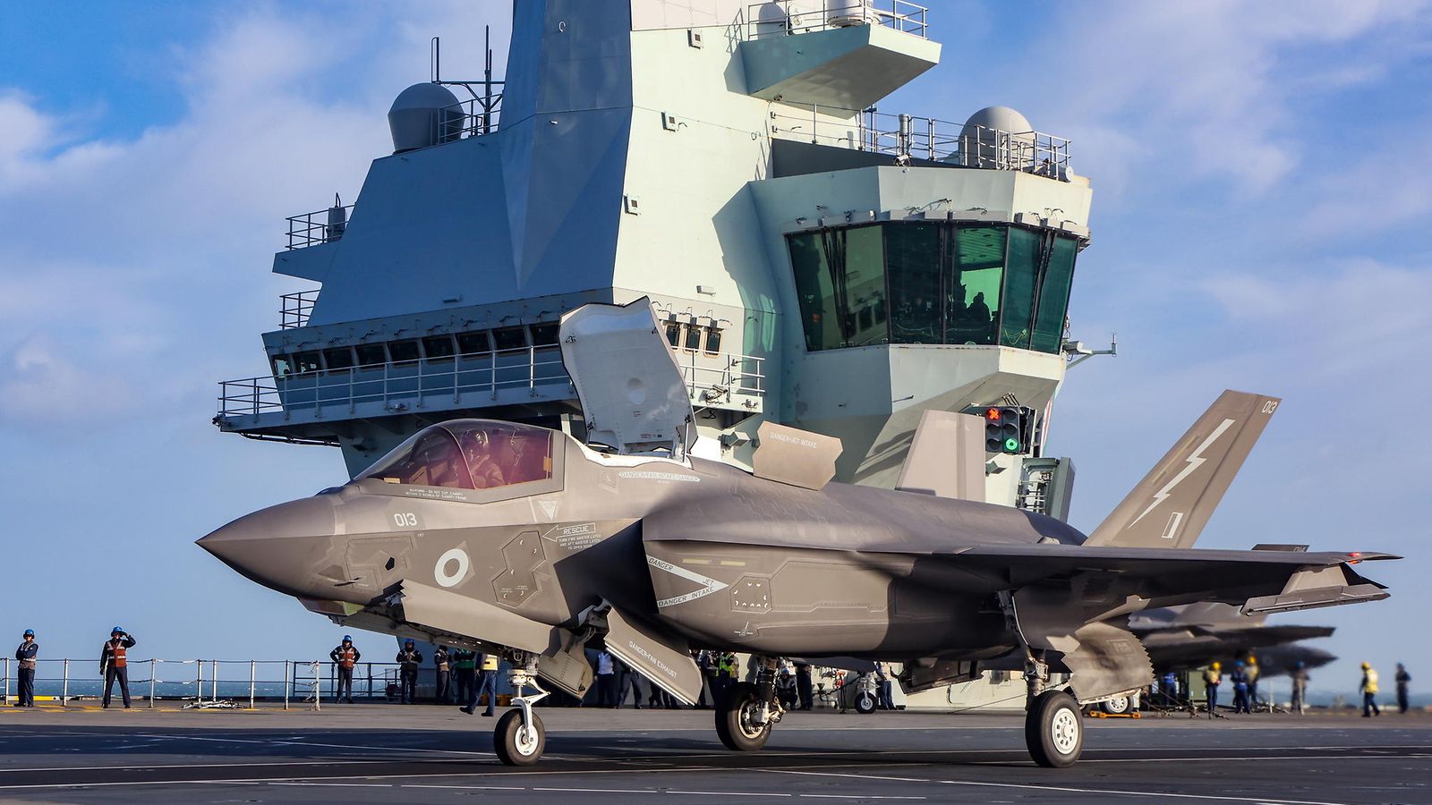 F-35B-hävittäjä Queen Elizabeth -lentotukialuksella 8. joulukuuta 2021.