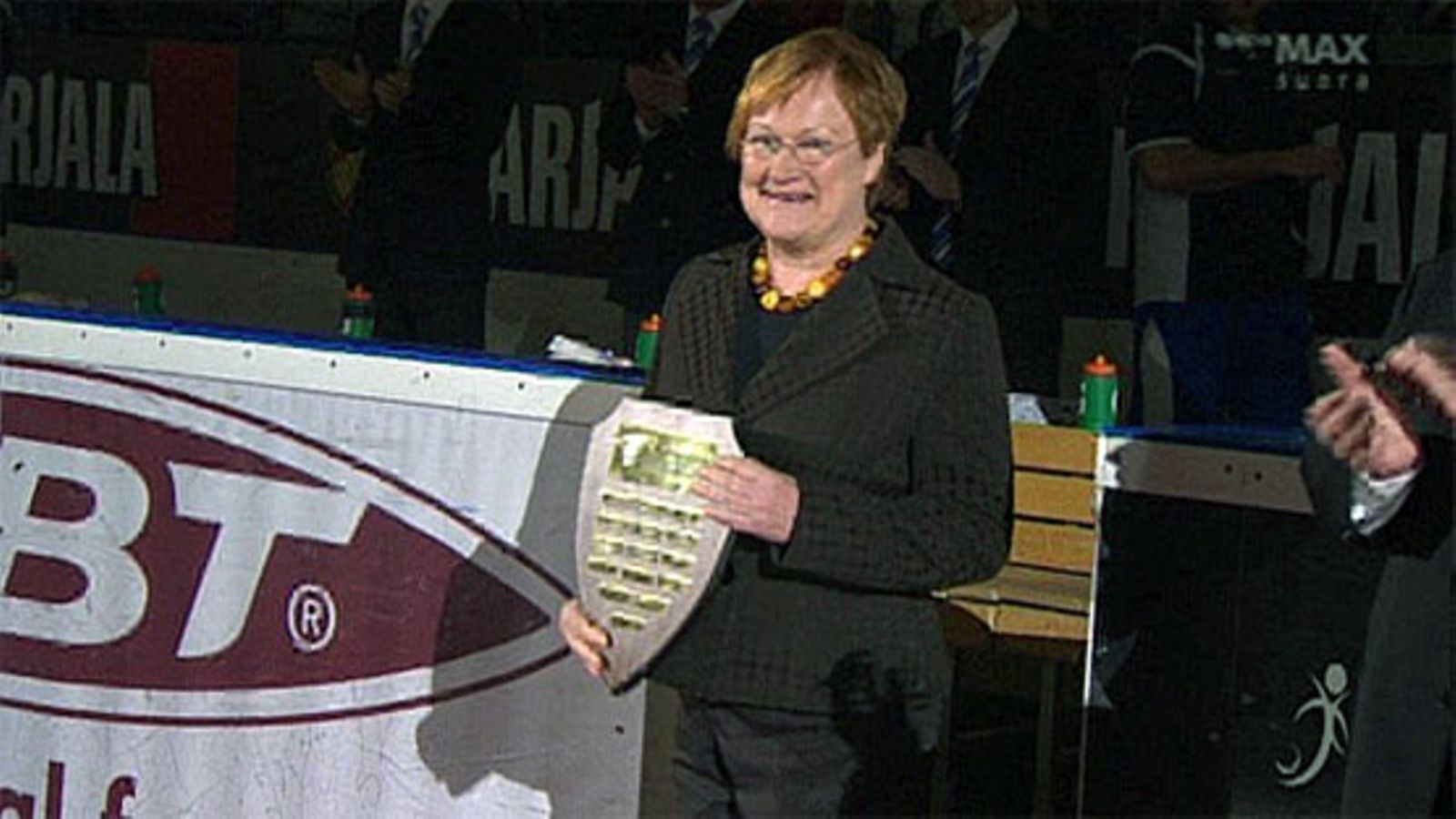 Tarja Halonen sai Jääkiekkoliiton tunnustuksen, kuva: MTV3