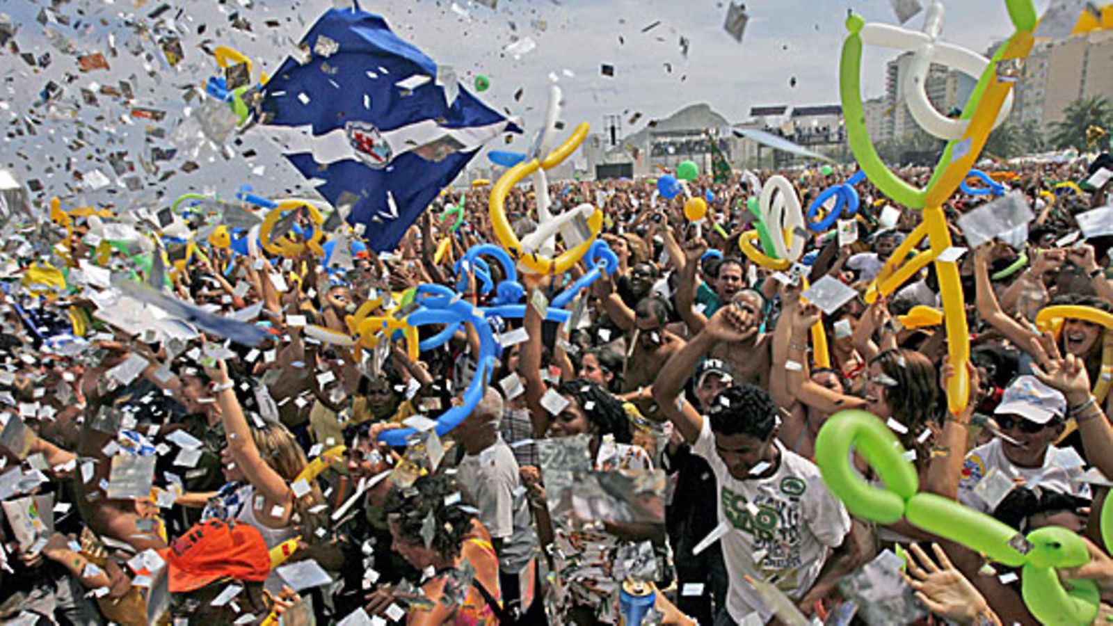 Brasilialaiset juhlivat Rio de Janeiron olympiaisännyyttä. Kuva: Antonio Lacerda/EPA.
