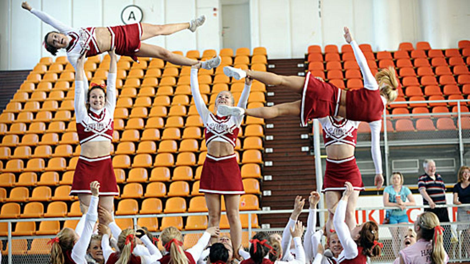 Suomalaisia cheerleading-kaunottaria, kuva:Lehtikuva/Martti Kainulainen