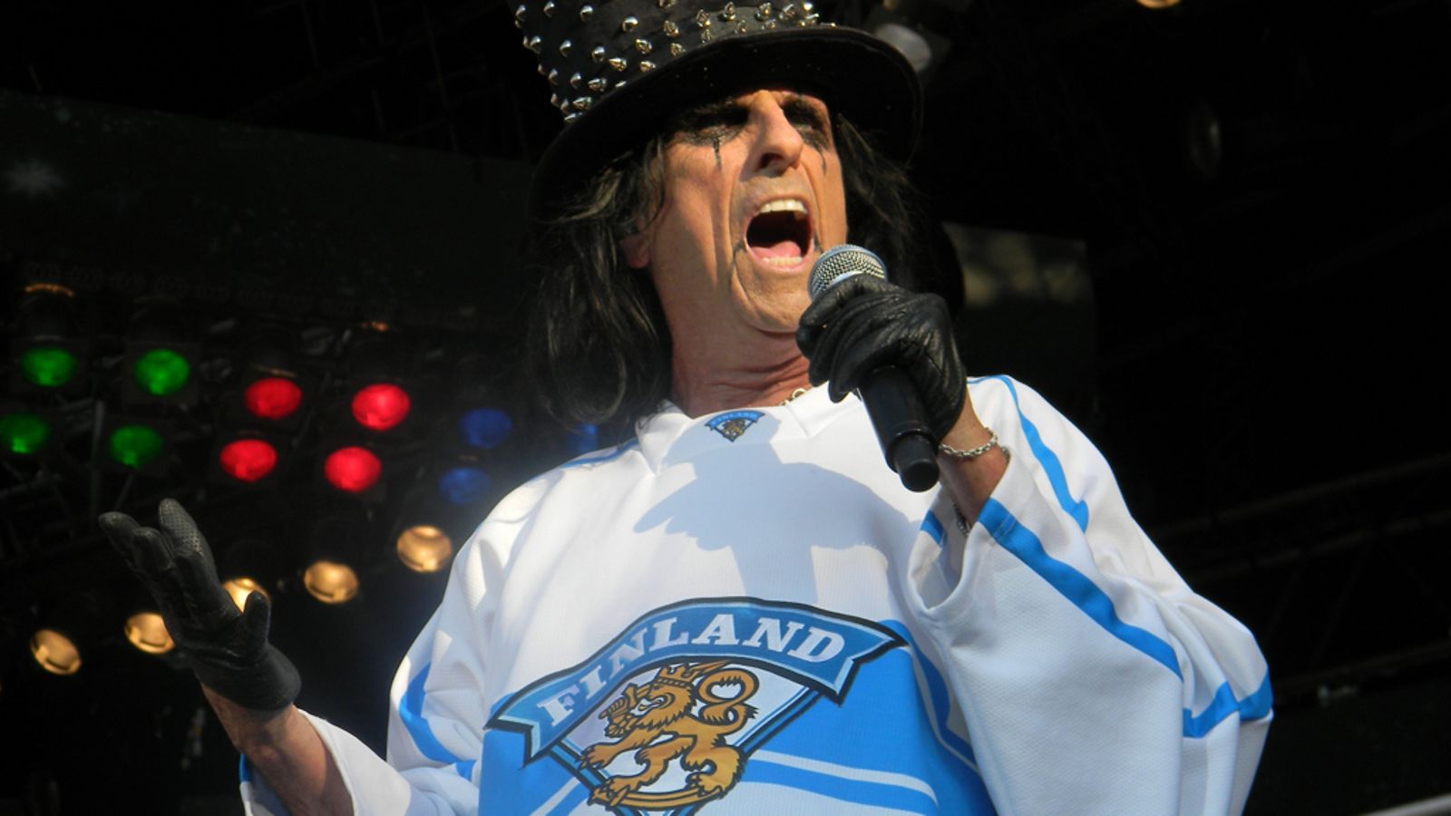 Alice Cooper tunnusti väriä Olympiastadionin lavalla, 2011.