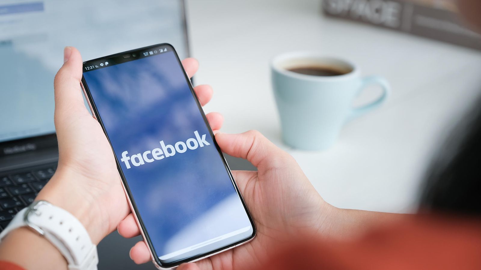 facebookin logo puhelimessa