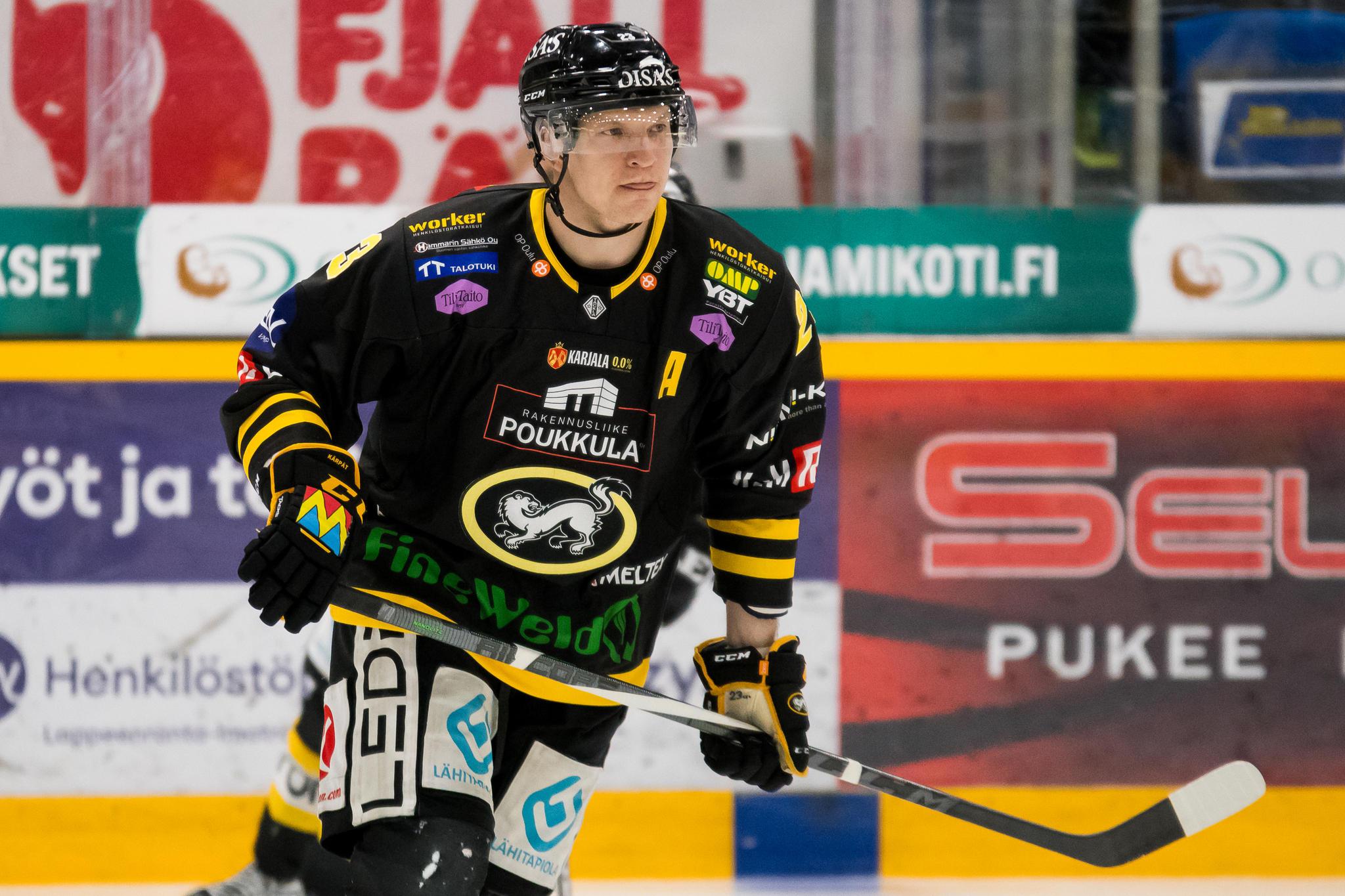 Kärppien Joonas Kemppainen lentää suihkuun: osuu poikittaisella mailalla KalPan Filip Westerlundia naamaan