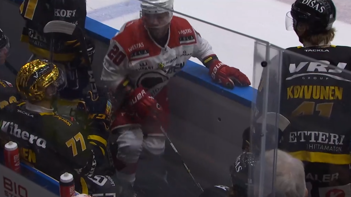 Hurja voltti – Ässien Roope Talaja rymähti vaihtoaitioon Oulussa